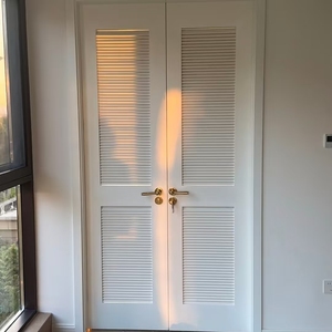 Nuovo Stile Persiana in Legno Naturale Bianca con Lamelle Mobili Porte in Legno Regolabili a 180 Gradi - Product Image 1