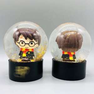 Palla di Neve Personalizzata con Ragazzo, Decorazione Natalizia in Resina Dipinta a Mano, Souvenir Ecologico, Sfera di Cristallo con Scenari di Film Magici, Ornamento <span class=keywords><strong>da</strong></span> Tavolo - Product Image 2