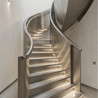 Escalier Courbé de Luxe pour Grand Foyer avec Marches en Marbre Premium et Balustrade Métallique Personnalisée