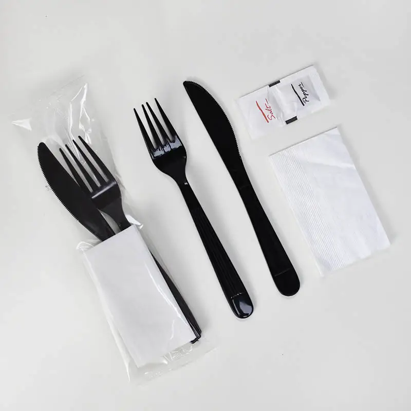Set peralatan makan plastik sekali pakai, sendok garpu pisau dengan serbet garam & lada logo khusus Restoran penerbangan