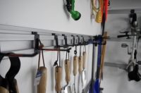 Rail de rangement mural en aluminium anodisé de 48 pouces pour garage, avec crochets et panneaux à fentes, pour une organisation optimisée et un gain de place