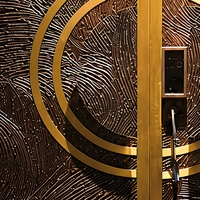 Porte d'entrée double de luxe avec moulures en relief pour villa