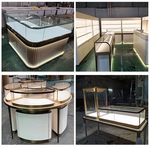 Luxuriöses Ladendesign für Juweliergeschäfte: Inneneinrichtung mit Glasvitrinen für Schmuck, Halsketten und Ohrringe - Product Image 4