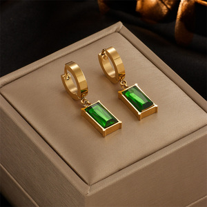 Conjunto de Joyería de Moda: Pendientes Huggie Geométricos de Acero Inoxidable Dorado con Esmeralda y Circonita Verde, y Collar de Cadena de Hueso de Serpiente Cuadrado - Product Image 3