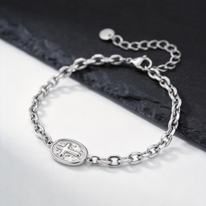 Pulsera de Acero Inoxidable 316L con Medallón Ovalado de Cruz para Hombre y Mujer, Cadena de Eslabones Texturizados con Diseño Religioso, Joyería Impermeable - Product Image 4