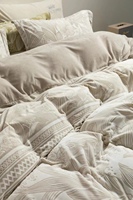 Ensemble de literie 4 pièces en flanelle douce et agréable pour la peau, soigneusement sélectionné, avec un design brodé luxueux et une housse de couette chaude
