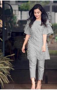 Collection d'été Kurti ethnique en rayonne et lin pour femmes Broderie Travail Vente en gros Prix bas Marché de Surat Dernier créateur Multicolore - Product Image 2