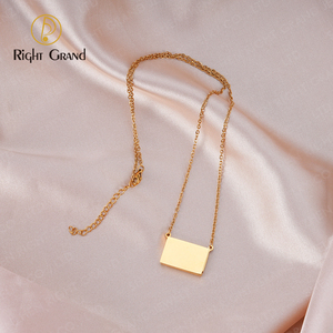 Nouveautés 2021 Collier en acier inoxydable gravé avec une lettre Collier à médaillon souvenir enveloppe plaqué or personnalisé - Product Image 3