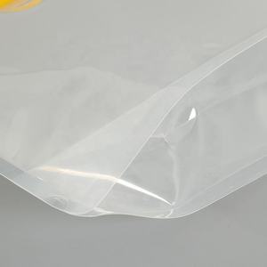 Pochette souple pour boissons avec poignée en plastique et bec verseur, impression en héliogravure, finition de surface - Product Image 3
