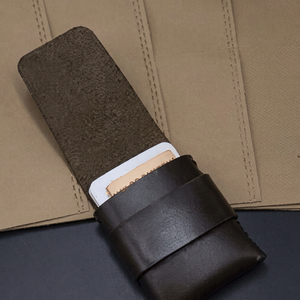 Porte-cartes vertical en cuir véritable, fin et élégant, avec fermeture à rabat, compact et minimaliste - Product Image 2