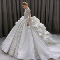 Robe de mariée de luxe 2026, col en V, manches longues, traîne chapelle, ornée de cristaux, richement perlée, coupe trapèze, jupe volumineuse à étages spectaculaire, style robe royale