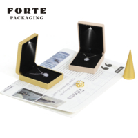 Boîte à bijoux LED en bois laqué sans joint FORTE Gold Round Corner, logo personnalisé, emballage cadeau éclairé