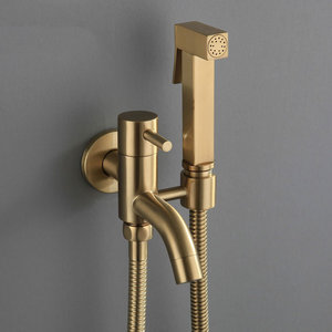Doccetta Bidet Triangolare Oro Spazzolato per WC, Spruzzatore per Igiene Intima, Doccetta Pressurizzata KMIA DQ-008R in Ottone Massiccio - Product Image 1