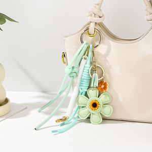 Pendentif créatif en cuir PU motif tournesol et <span class=keywords><strong>marguerite</strong></span>, inspiré des créateurs de luxe, breloque de sac et porte-clés tendance pour femme - Product Image 1