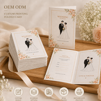 Invitation de mariage pliée sur mesure, carte bi-pliante en papier texturé avec croquis des mariés et ornements floraux délicats