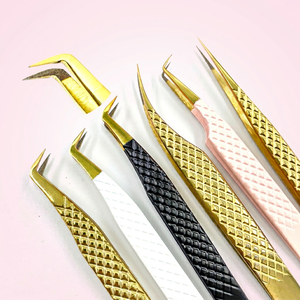 Pinzas para Pestañas Magma Beauty de Acero Inoxidable de 90 Grados, Antimagnéticas, con Punta de Diamante Nano, Agarre Suave/Serrado, Fibra Dorada - Product Image 1