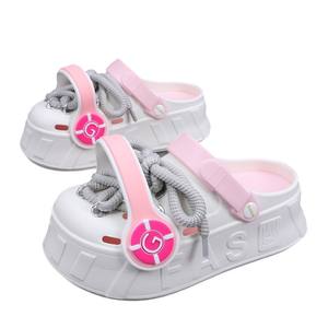 Sabots Geeo pour femmes, rose et blanc, chaussures de plage d'été avec design casque audio, talon de 3 cm - Product Image 1