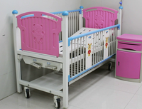 Lit d'hôpital manuel à double manivelle réglable certifié ISO pour les enfants patients Construction en métal/acier avec rails latéraux à roues