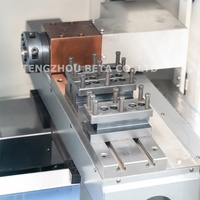 Tour CNC compact à lit plat avec guides linéaires de précision, pinces hydrauliques et outils de type gang pour travaux légers