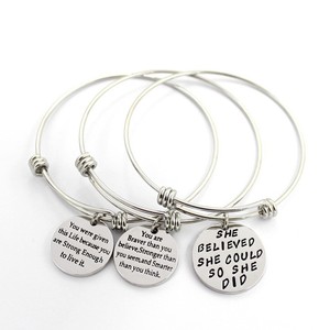 Kreatives Inspirierendes Geschenk Sie Glaubte, Sie Könnte, Also Tat Sie Es Edelstahl-Armband mit Gravur 'Believe' Armreif für Meine Tochter - Product Image 1