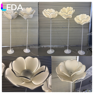 โคมไฟตั้งพื้นรูปดอกบัว LEDA ดีไซน์หรูหรา แสงสว่างสวยงาม สีขาว ขนาดใหญ่ เหมาะสำหรับตกแต่งงานปาร์ตี้ - Product Image 3