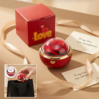 Boîte à bijoux sphérique en rose éternelle en gros, avec logo personnalisé, fleurs artificielles rotatives automatiques, pour emballage de bagues et colliers