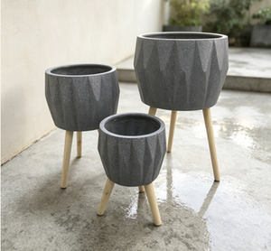 Ensemble de 3 pots de fleurs sur trépied à facettes en diamant, jardinière géométrique moderne sur pieds en bois, décorative pour l'intérieur et l'extérieur - Product Image 2