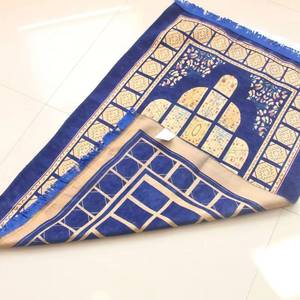 Set de Regalo Islámico: Alfombra de Oración de Terciopelo de Malla 70x110cm Lavable con Diseño Floral + Bolso Tasbih - Product Image 1