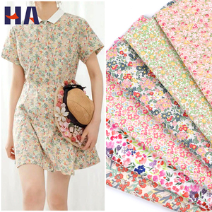 Vente chaude série florale été <span class=keywords><strong>coton</strong></span> 90/10 Polyester 133*72 <span class=keywords><strong>tissu</strong></span> de popeline imprimé personnalisé <span class=keywords><strong>au</strong></span> mètre pour robe <span class=keywords><strong>et</strong></span> pyjamas - Product Image 1