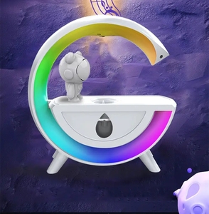 Nueva Lámpara Nocturna RGB con Forma de Astronauta y Nube de Lluvia, Humidificador Antigravedad con Instalación USB, Difusor de Agua Evaporativa - Product Image 1