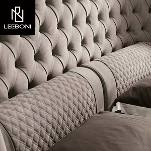 Último diseño italiano Villa de lujo Cama Apartamento Muebles de dormitorio Cama King Size Cabecero alto con mechones Cama de tela de lujo - Product Image 2