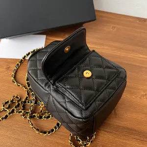 Der neue geschenk-mini-rucksack mit dem Lingge-Kettenband kann mit einem kompletten Satz kleiner Schultaschen handgeführt werden