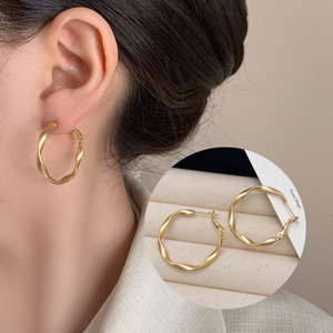 Pendientes de Aro Trenzados de Tamaño Mediano para Mujer, Geométricos, Clásicos, de Aleación de Cobre Chapado en Oro de 24K, Hechos en China, de UM Jewelry - Product Image 4