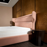 Choix de meubles italiens modernes de luxe confortables et rembourrés : un lit king-size incontournable pour la chambre