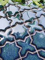 Mosaïque murale en céramique émaillée bleu-vert effet four, motif étoiles marocaines croisées - Design parquet moderne pour salle de bain