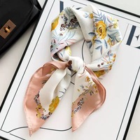 Foulard carré en satin de soie populaire pour l'été, faible MOQ, vente en gros d'usine, logo personnalisé, doux et soyeux pour foulards et mouchoirs