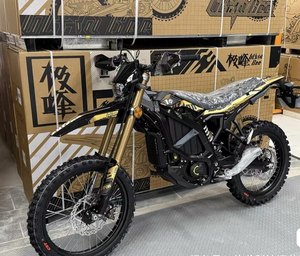 Moto tout-terrain Surron Ultra 74V 24,5 kW pour la route et la montagne - Product Image 1