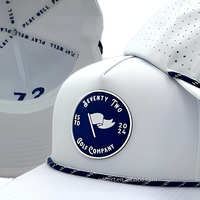 Gorra de Golf Personalizada con Corte Láser Perforado de 5 Paneles, Impermeable, Estilo Trucker, Visera Curva, con Cuerda y Logotipo de PVC