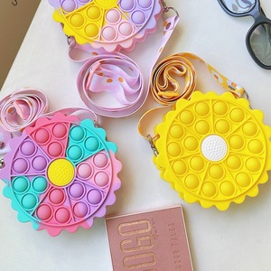 Sac à main rond en silicone motif donut arc-en-ciel, jouet sensoriel Push It, sac à dos anti-stress - Product Image 1