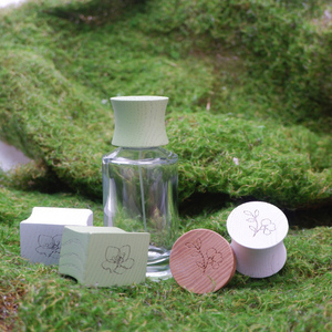 Vietnam WeWood 20mm Cuadrado Premium Madera Tapón de rosca Logotipo personalizado Cierres de botellas láser con tapas naturales en forma de cintura pequeña - Product Image 5