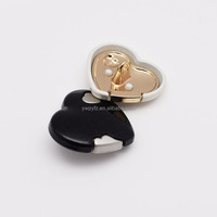 Boutons de luxe à la mode en gros-Boutons en métal combinés en forme de cœur de style simple pour manteaux pull, cardigans, boutons décoratifs