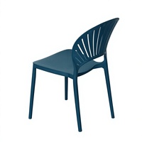 Chaise de salle à manger moderne et minimaliste en plastique avec dossier épaissi ajouré en forme d'éventail pour la maison, les restaurants et l'extérieur