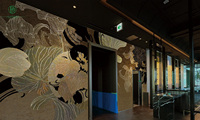 Ensemble de mobilier de bar commercial : comptoir de bar, tabourets de bar avec décoration murale et installation artistique au plafond pour bar lounge de luxe