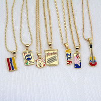 NM1408 Collar con colgante de esmalte chapado en oro de 18k, inspirado en aperitivos de Venezuela, con diseño de comida divertida, PAN Pirulin y lata de refresco