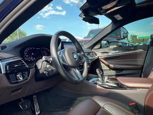 รถยนต์มือสองปี 2020 รุ่น 5 Series M550i XDrive Hybrid AWD 4 ประตู ซีดาน ยางล้อแบบพิเศษ พวงมาลัยซ้าย กล้องมองหลัง สีเข้ม - Product Image 5