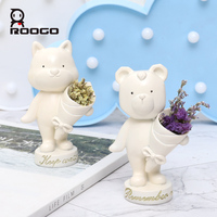 Kerajinan Resin Patung Hewan Kartun Putih Memegang Buket Ornamen Hewan Kecil yang Lucu Dekorasi Rumah Kamar Tidur Meja Rak Hadiah