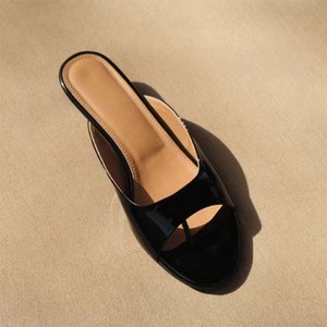 Sandales élégantes en cuir véritable à talon chaton fin pour femme, bout rond ouvert, talon bas, pour l'été, style mule d'extérieur - Product Image 3