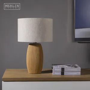 Portalampada moderno in ceramica Merlin con paralume in tessuto giallo strutturato a strisce verticali per lampade decorazioni per la casa