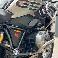 GS1200 avec phares à détection automatique LED, visibilité nocturne supérieure, moteur essence Boxer Twin de 1170 cm³, plusieurs modes de conduite