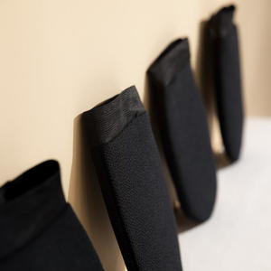 Op Maat Gemaakte Marokkaanse Bad Scrub Handschoen Zwarte Luxe Waterdichte Diepe Exfoliërende Lichaamshandschoen - Product Image 5